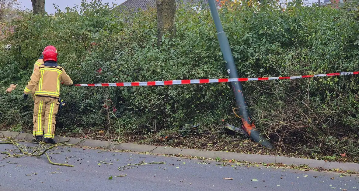 Automobilist klapt op lantaarnpaal en belandt op zijkant - Foto 4