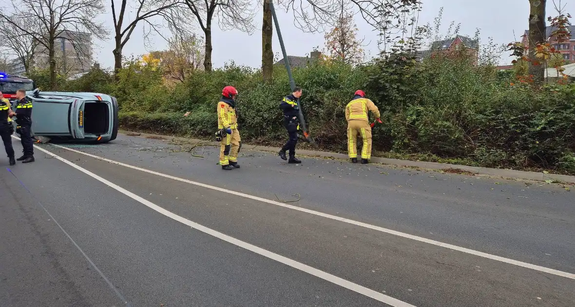 Automobilist klapt op lantaarnpaal en belandt op zijkant - Foto 5