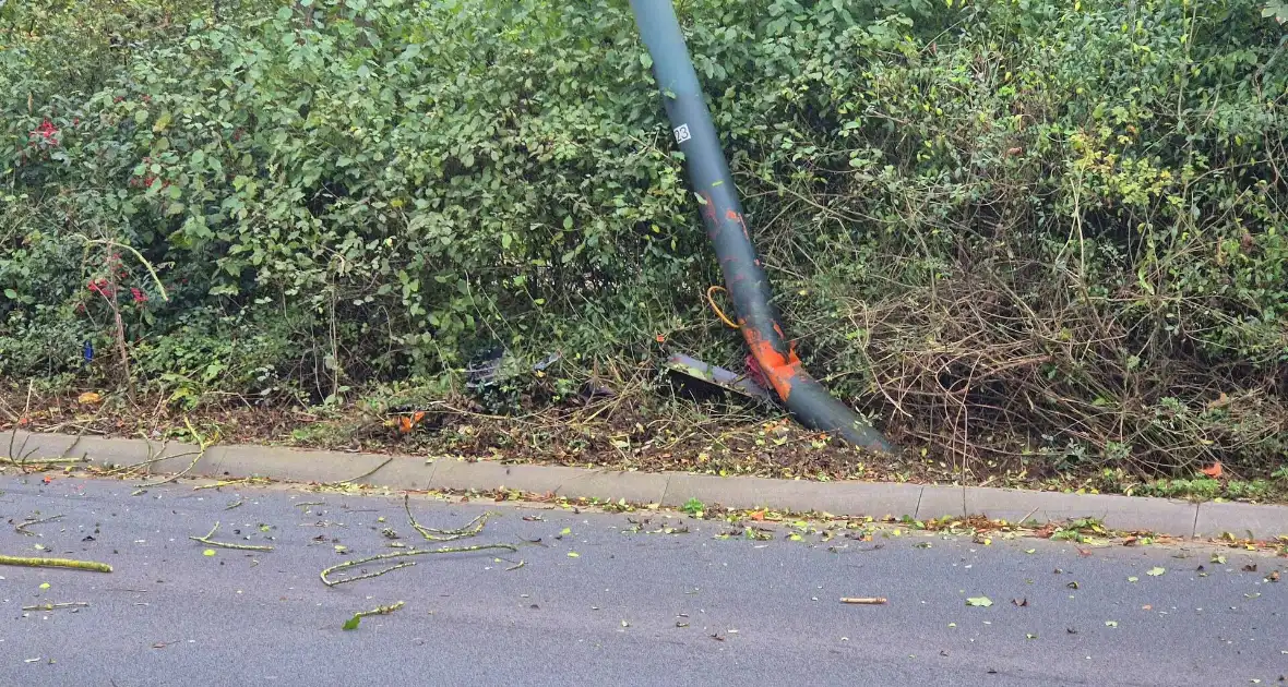 Automobilist klapt op lantaarnpaal en belandt op zijkant - Foto 6