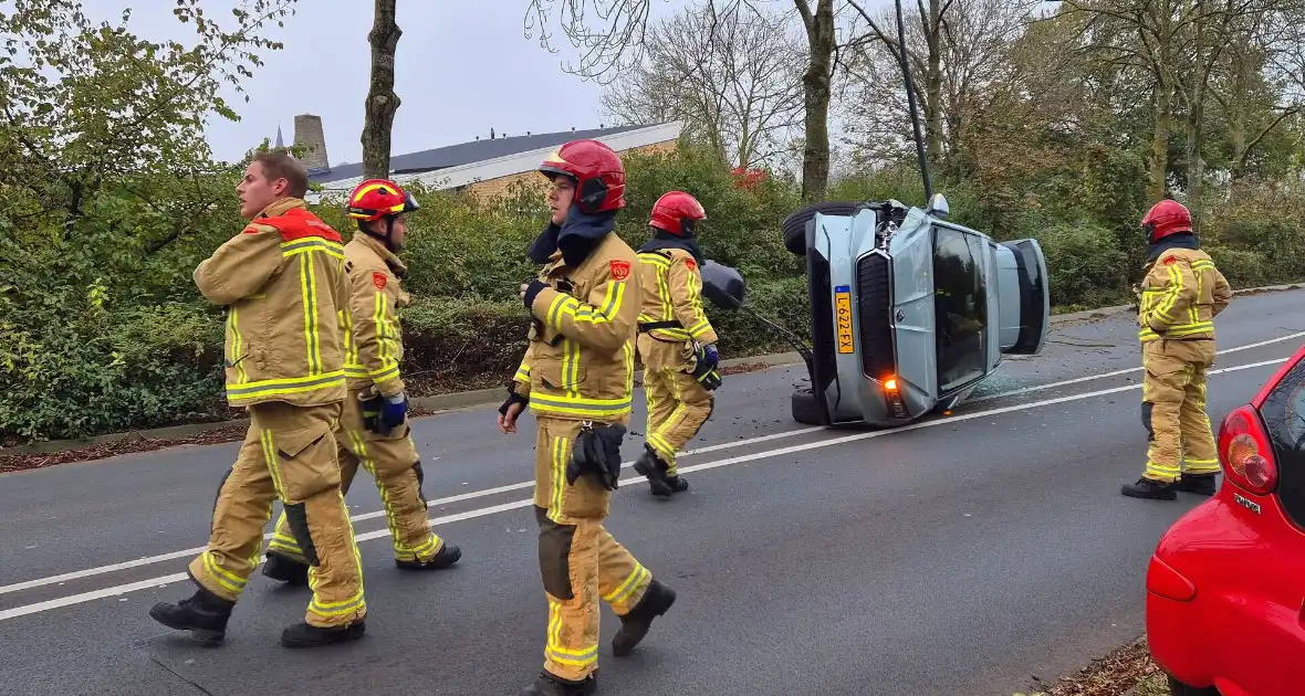 Automobilist klapt op lantaarnpaal en belandt op zijkant - Foto 7