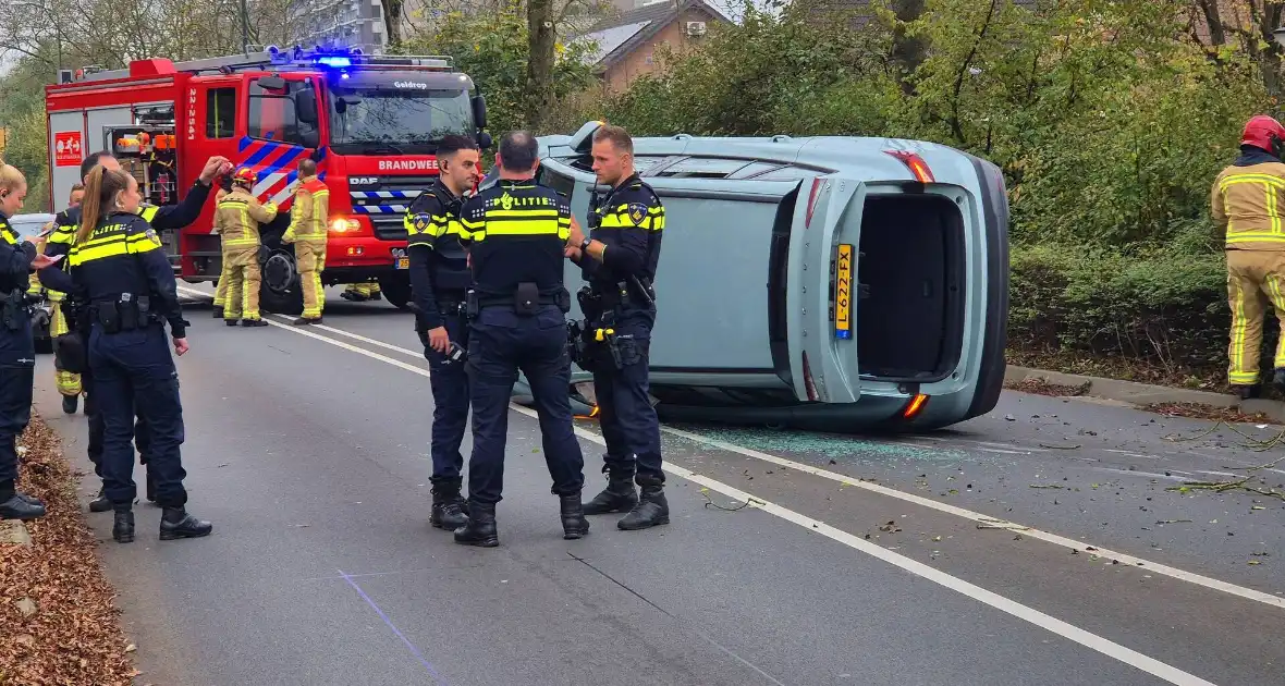 Automobilist klapt op lantaarnpaal en belandt op zijkant - Foto 8