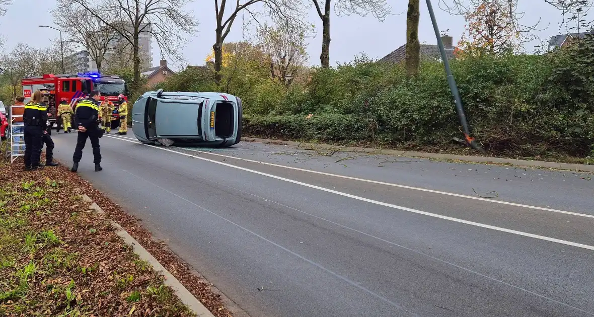 Automobilist klapt op lantaarnpaal en belandt op zijkant - Foto 9