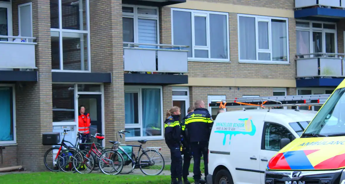 Traumateam ingezet voor medische noodsituatie in portiekwoning - Foto 1