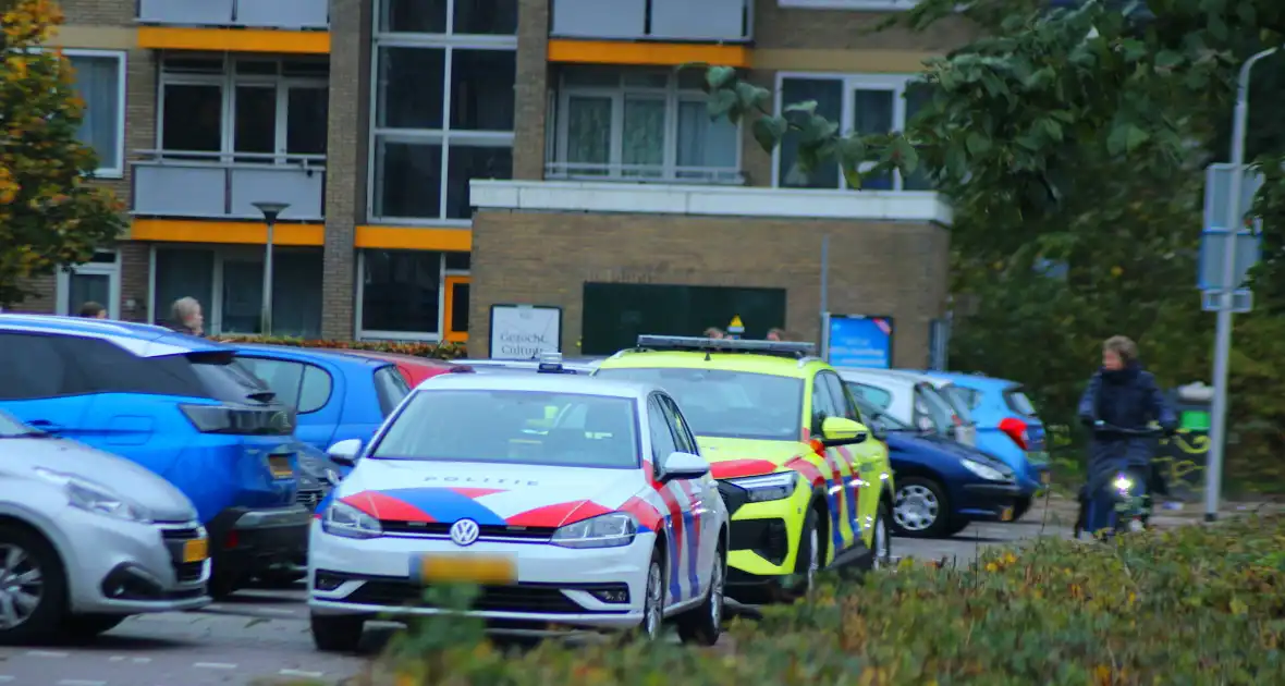 Traumateam ingezet voor medische noodsituatie in portiekwoning - Foto 6