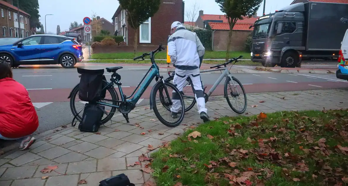 Botsing tussen een fietser en bestelbus - Foto 1