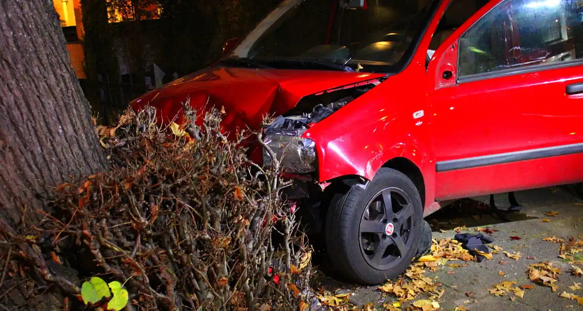 Automobiliste raakt van weg, knalt tegen boom en raakt gewond - Foto 10