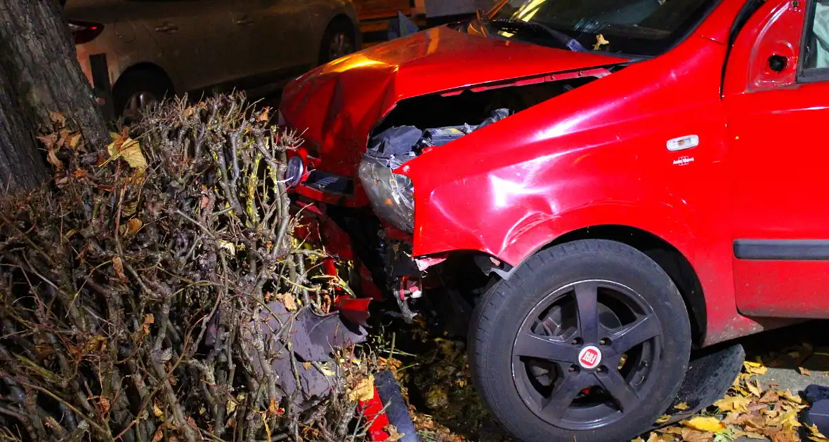 Automobiliste raakt van weg, knalt tegen boom en raakt gewond - Foto 11