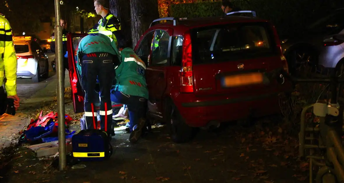 Automobiliste raakt van weg, knalt tegen boom en raakt gewond - Foto 2