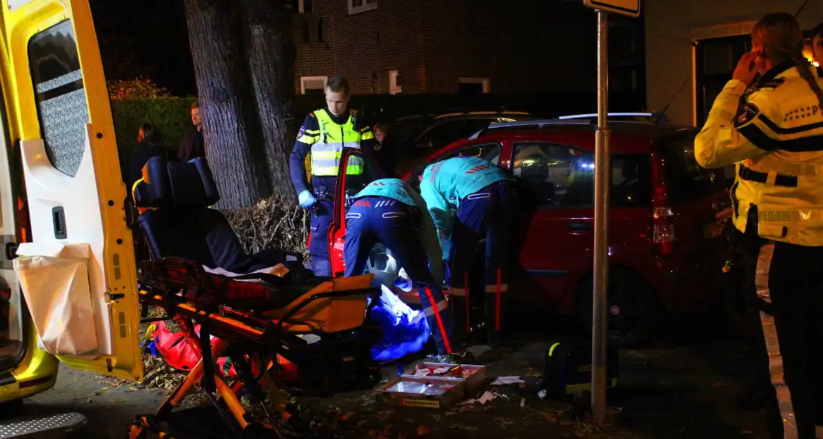 Automobiliste raakt van weg, knalt tegen boom en raakt gewond - Foto 4