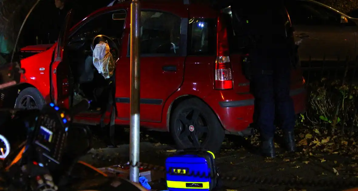 Automobiliste raakt van weg, knalt tegen boom en raakt gewond - Foto 7