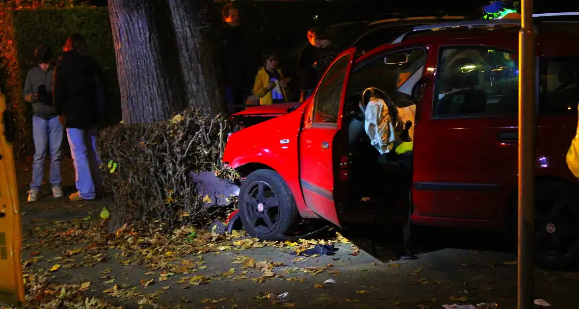 Automobiliste raakt van weg, knalt tegen boom en raakt gewond - Foto 8