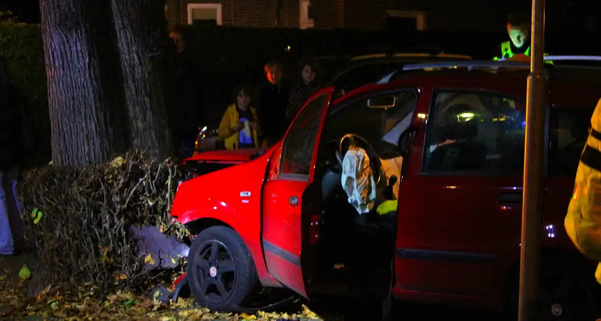 Automobiliste raakt van weg, knalt tegen boom en raakt gewond - Foto 9