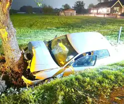 Automobilist raakt van weg en knalt tegen boom