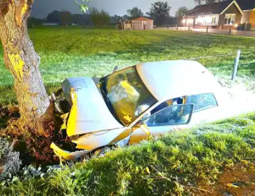 Automobilist raakt van weg en knalt tegen boom