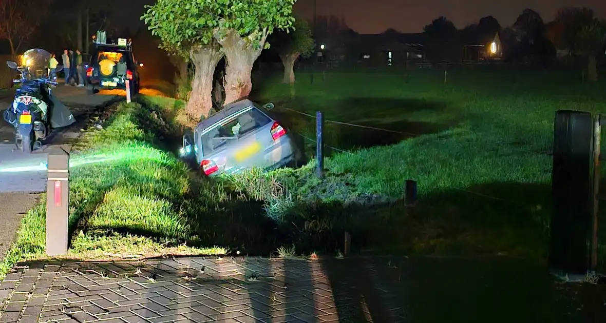 Automobilist raakt van weg en knalt tegen boom - Foto 1