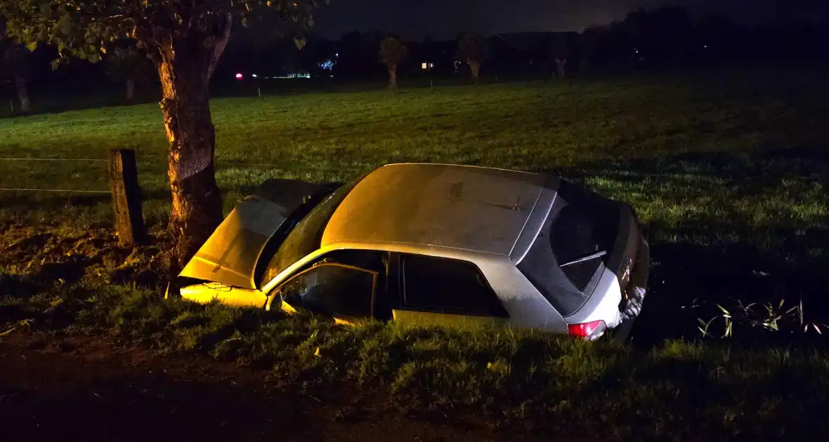 Automobilist raakt van weg en knalt tegen boom - Foto 3