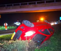 Auto belandt op zijn kant na aanrijding met dier