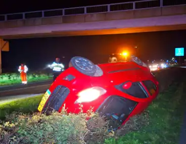 Auto belandt op zijn kant na aanrijding met dier