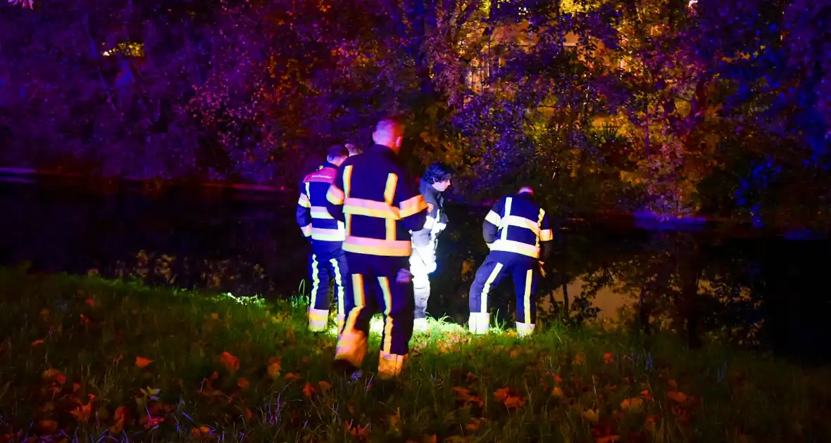 Persoon uit water gehaald, brandweer zoekt tevergeefs naar spullen - Foto 7