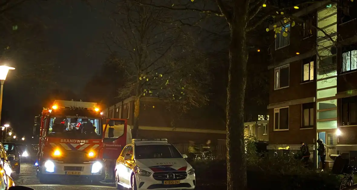 Brandweer controleert portiekwoning na brandmelding