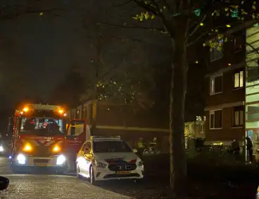 Brandweer controleert portiekwoning na brandmelding