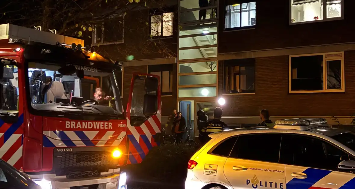 Brandweer controleert portiekwoning na brandmelding - Foto 1