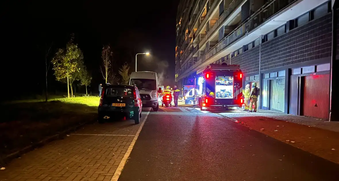 Politie onderzoekt oorzaak brand in geparkeerde bakwagen