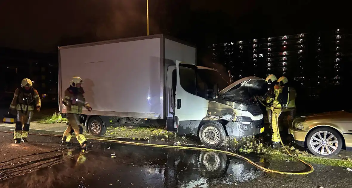 Politie onderzoekt oorzaak brand in geparkeerde bakwagen - Foto 1