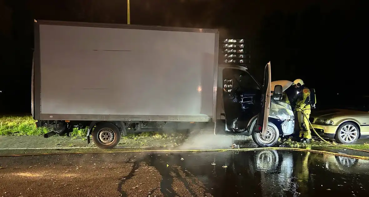 Politie onderzoekt oorzaak brand in geparkeerde bakwagen - Foto 2