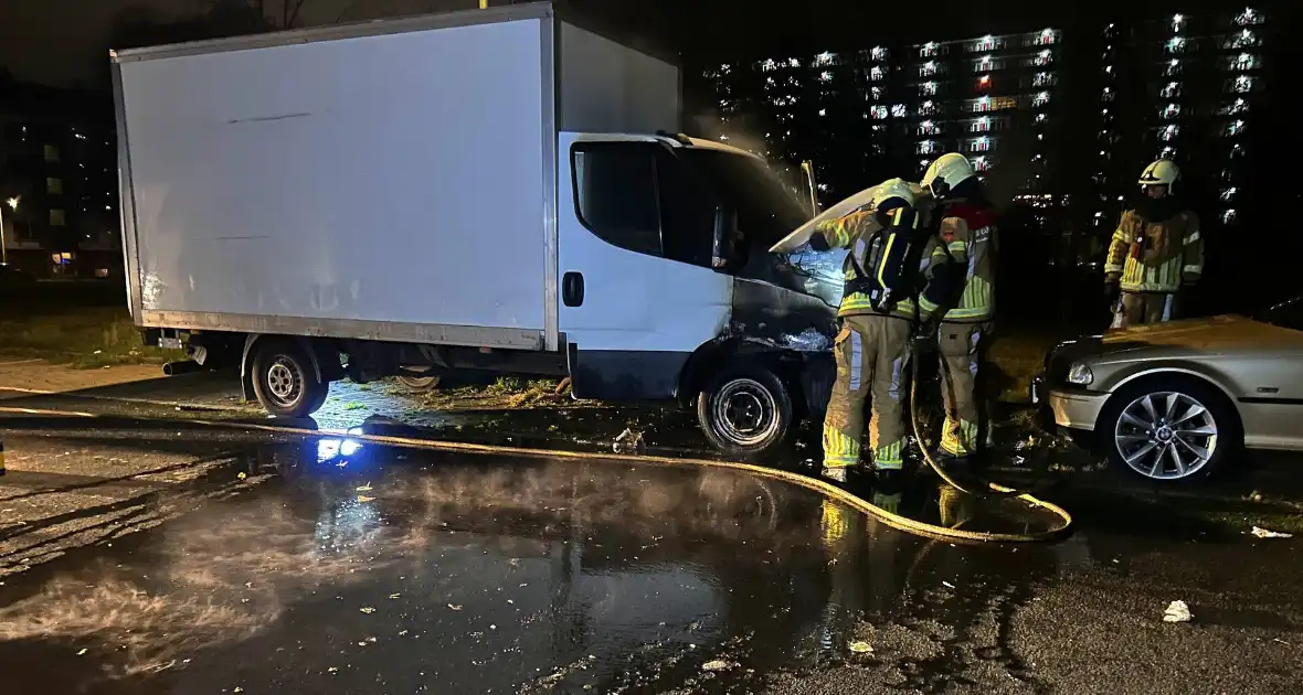 Politie onderzoekt oorzaak brand in geparkeerde bakwagen - Foto 3