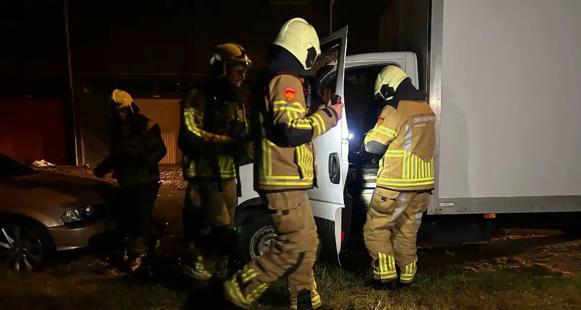 Politie onderzoekt oorzaak brand in geparkeerde bakwagen - Foto 5