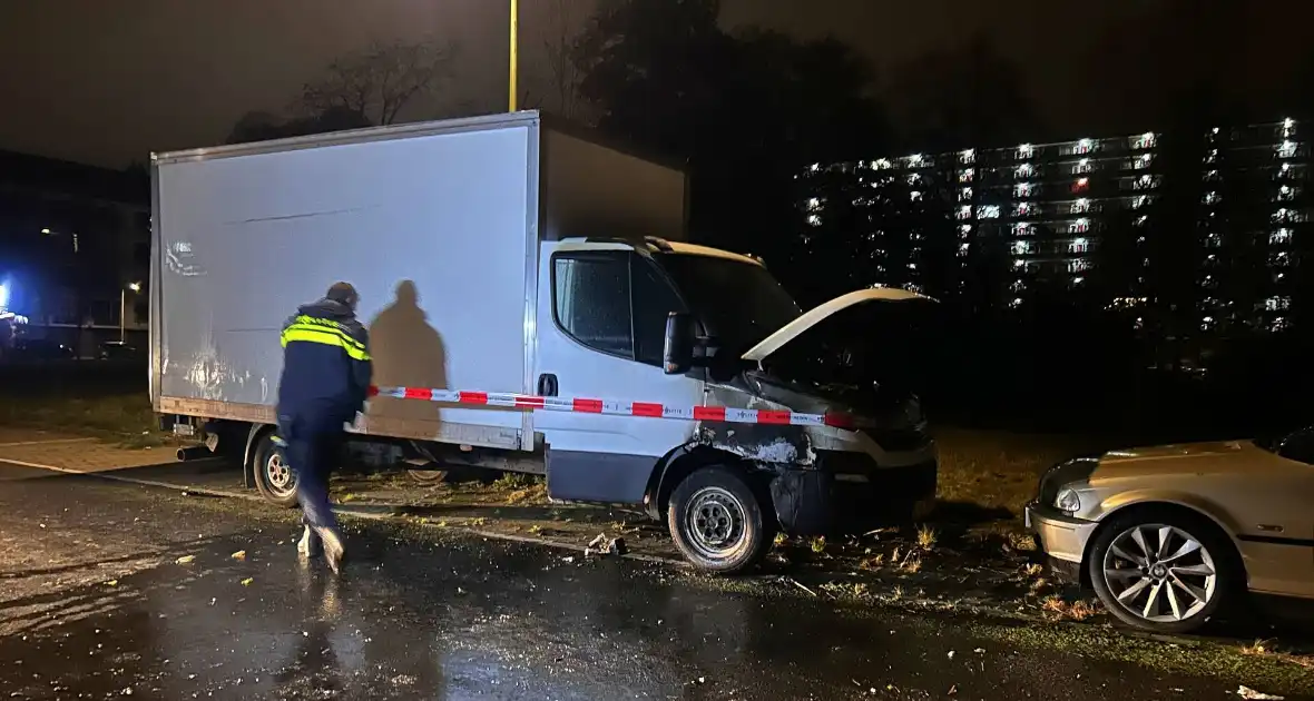 Politie onderzoekt oorzaak brand in geparkeerde bakwagen - Foto 6