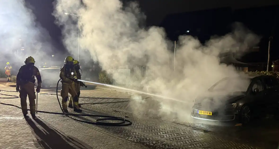 Brandweer blust hevige autobrand - Foto 3