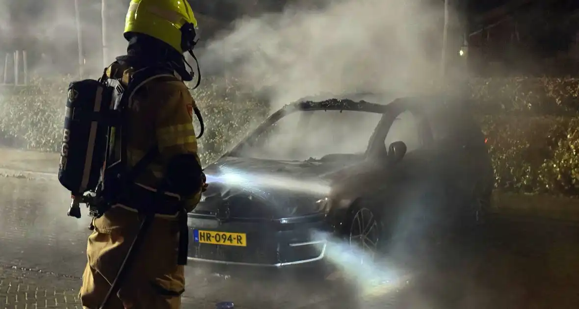 Brandweer blust hevige autobrand - Foto 4