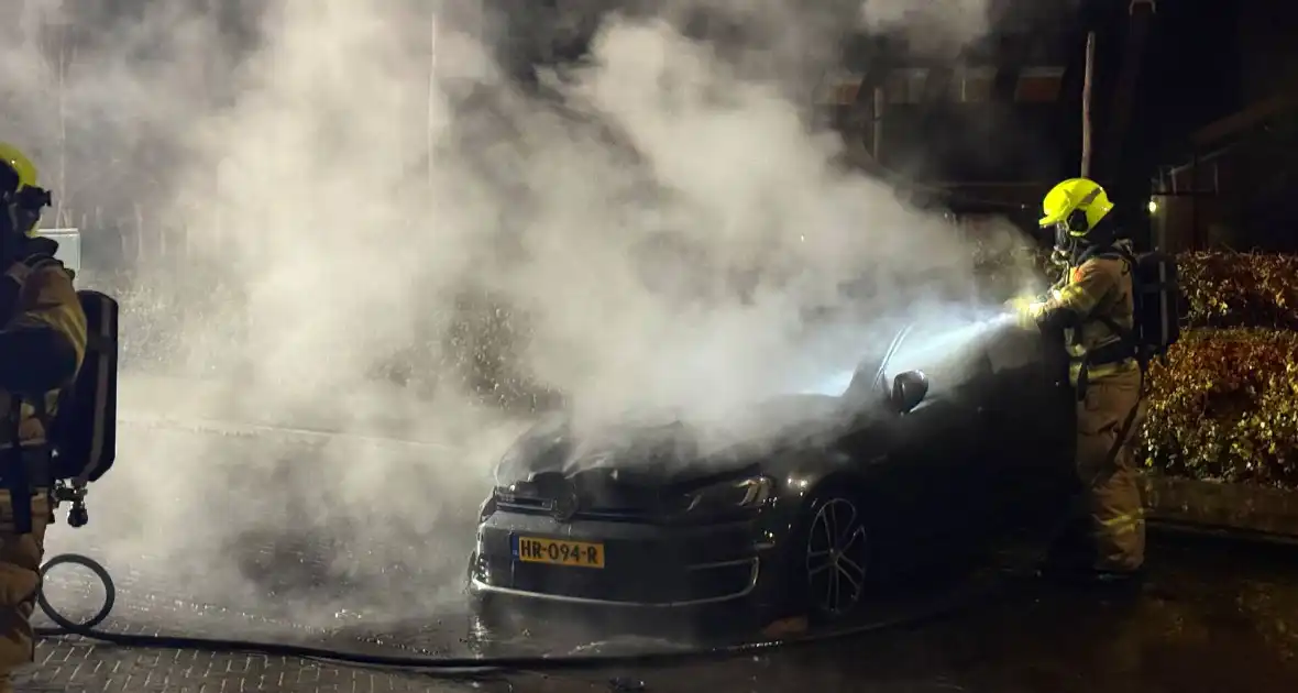 Brandweer blust hevige autobrand - Foto 5