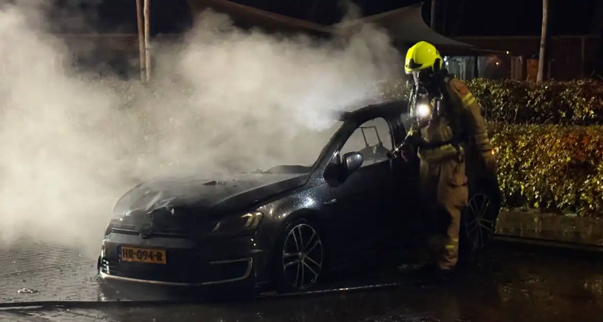 Brandweer blust hevige autobrand - Foto 6