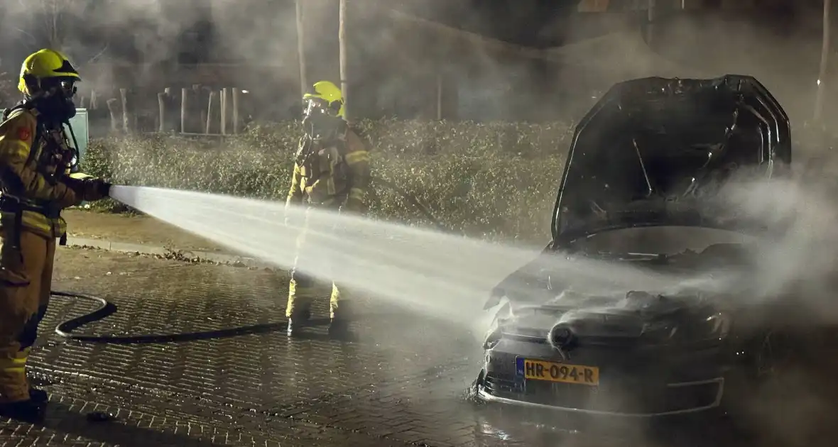 Brandweer blust hevige autobrand - Foto 8