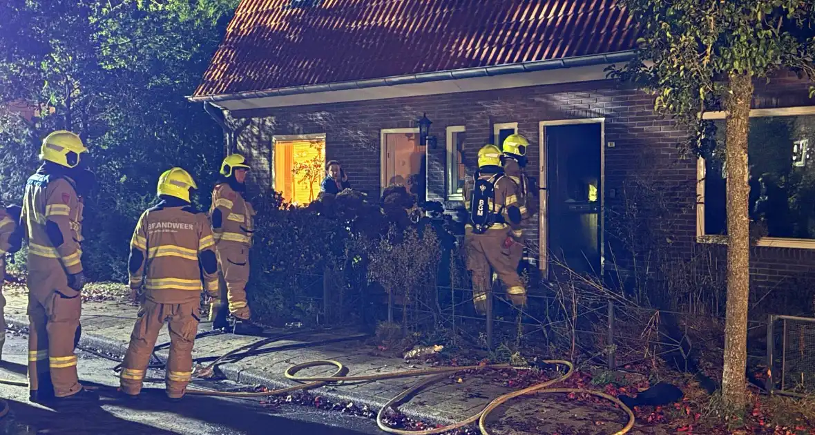 Bewoner gered uit woning na brand; hond opgevangen door dierenambulance - Foto 2