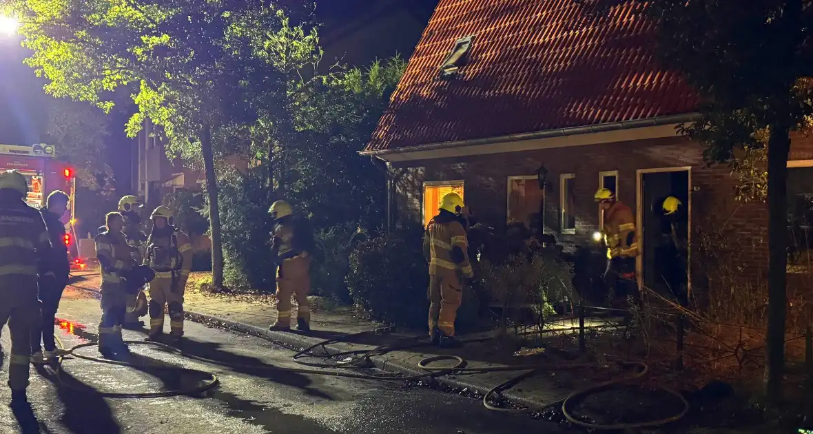 Bewoner gered uit woning na brand; hond opgevangen door dierenambulance - Foto 4