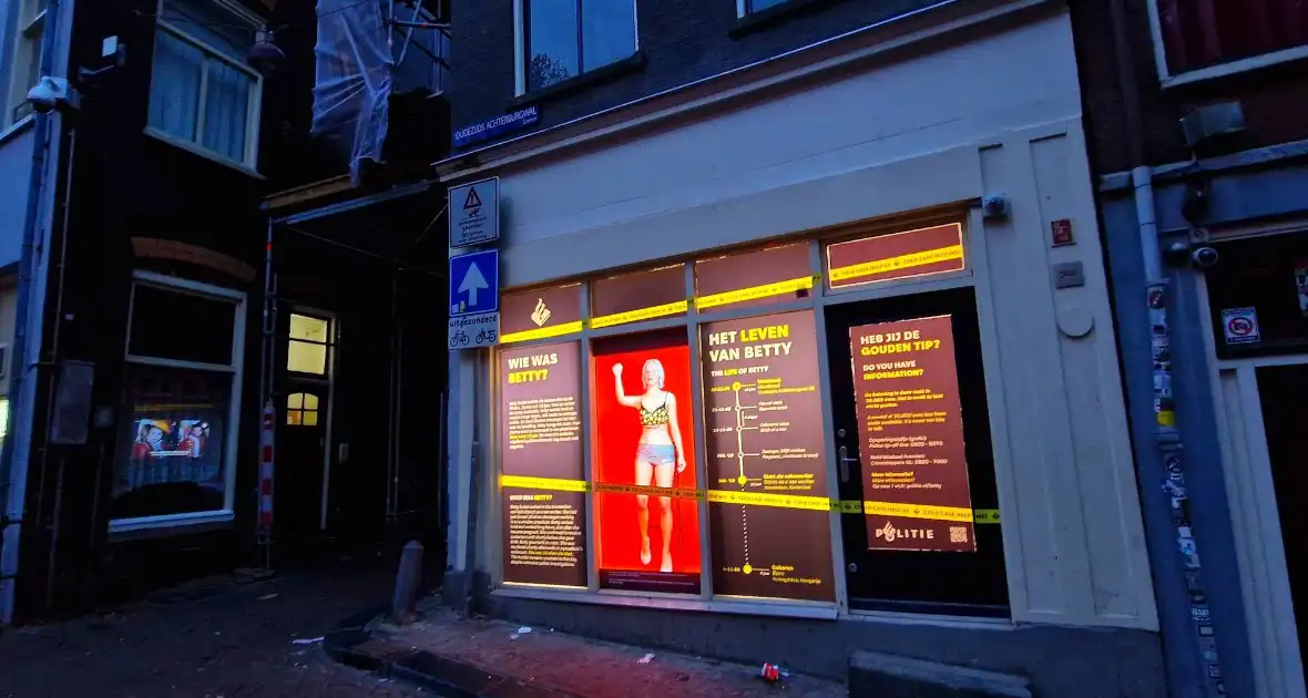 Politie plaatst hologram van vermoorde sekswerker (19) in peeskamer op Wallen - Foto 7