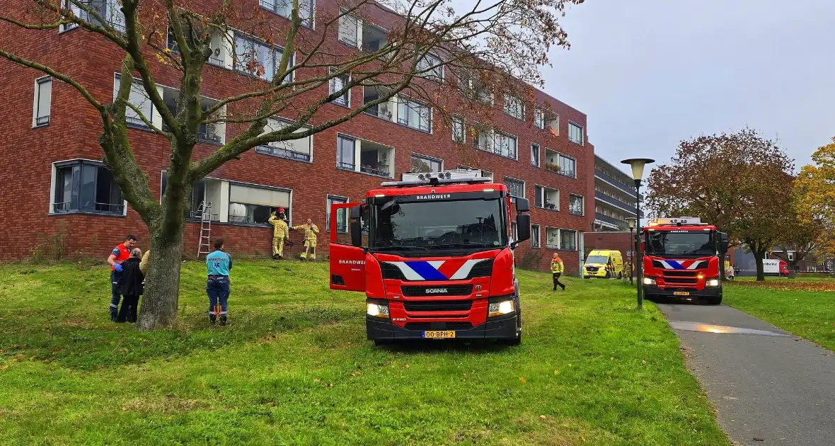 Brandweer redt bewoner en huisdier uit brandende woning