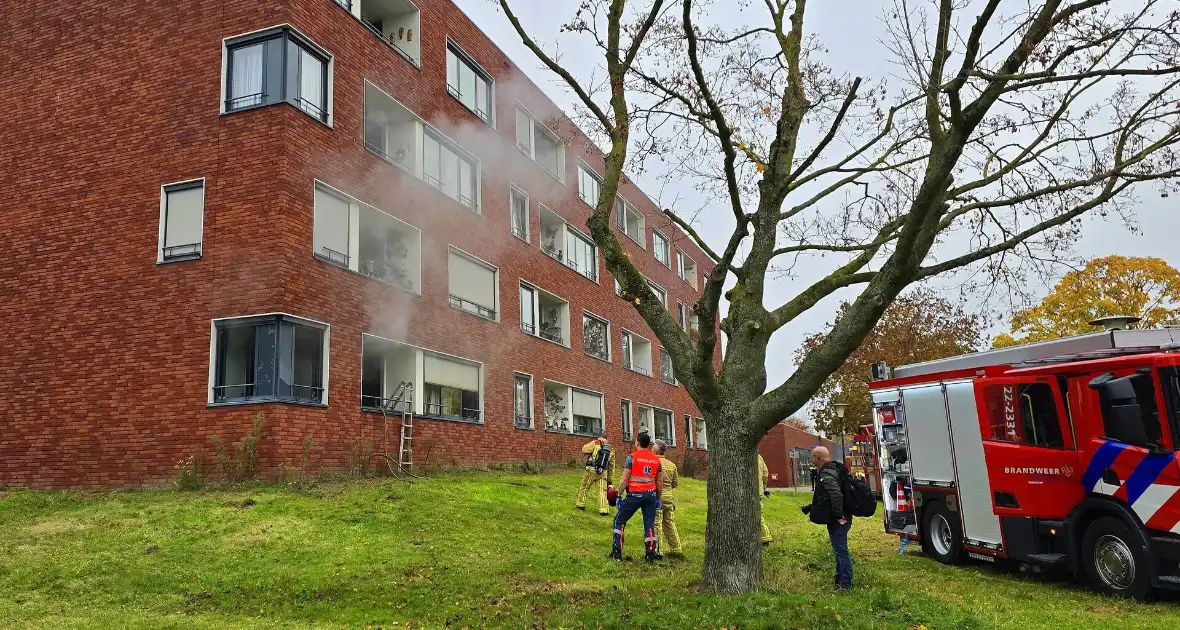 Brandweer redt bewoner en huisdier uit brandende woning - Foto 1