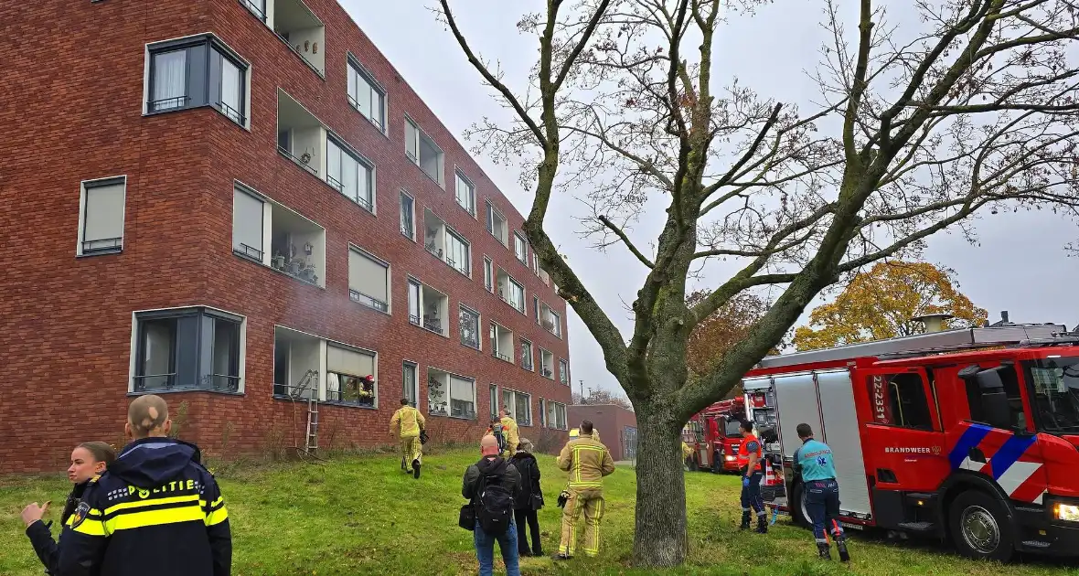 Brandweer redt bewoner en huisdier uit brandende woning - Foto 3