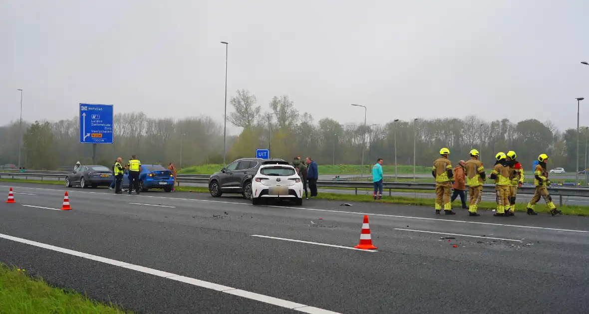 Veel schade na kettingbotsing op snelweg - Foto 1