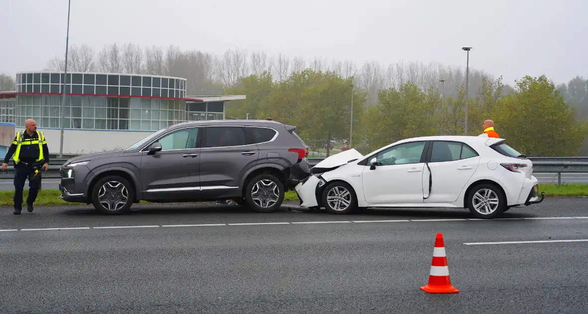 Veel schade na kettingbotsing op snelweg - Foto 2