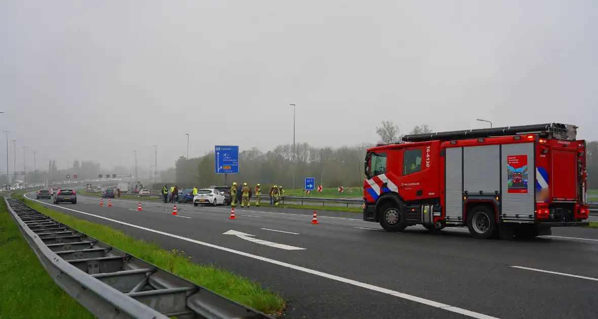 Veel schade na kettingbotsing op snelweg - Foto 3