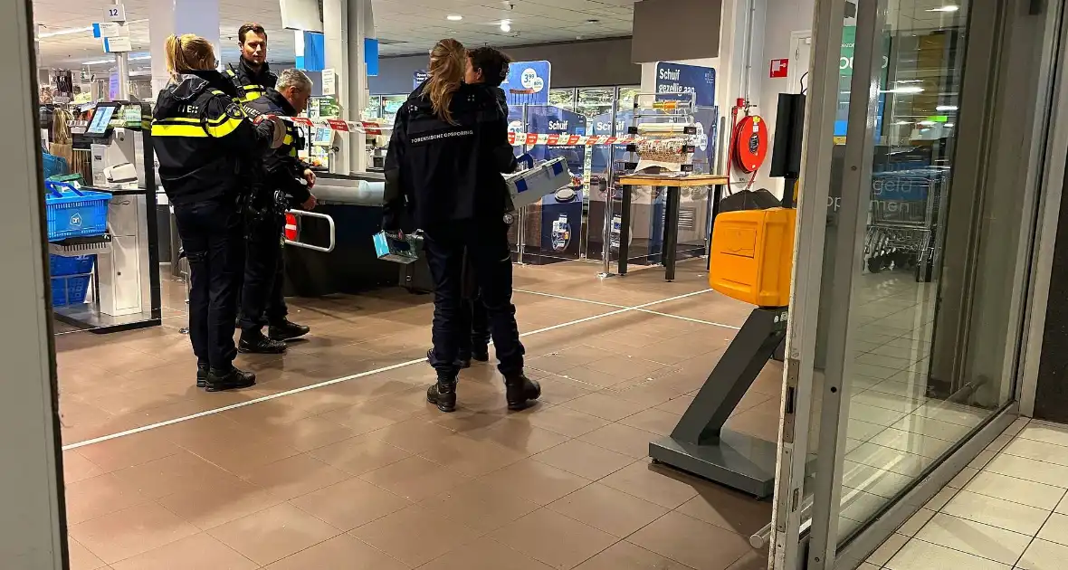 Forensische Opsporing verricht onderzoek in supermarkt na overvalsmelding