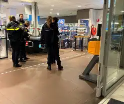 Forensische Opsporing verricht onderzoek in supermarkt na overvalsmelding