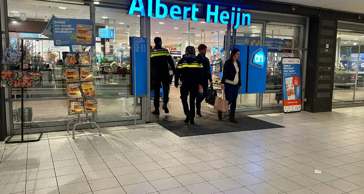 Forensische Opsporing verricht onderzoek in supermarkt na overvalsmelding - Foto 1