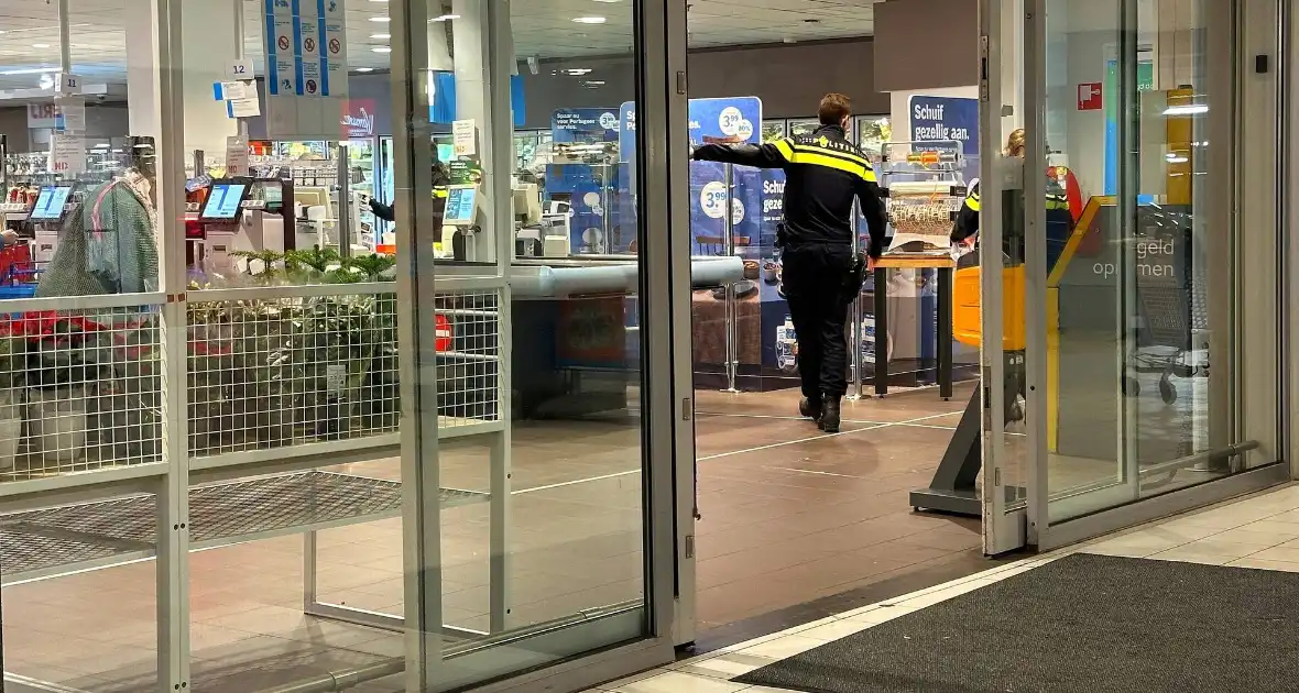 Forensische Opsporing verricht onderzoek in supermarkt na overvalsmelding - Foto 2